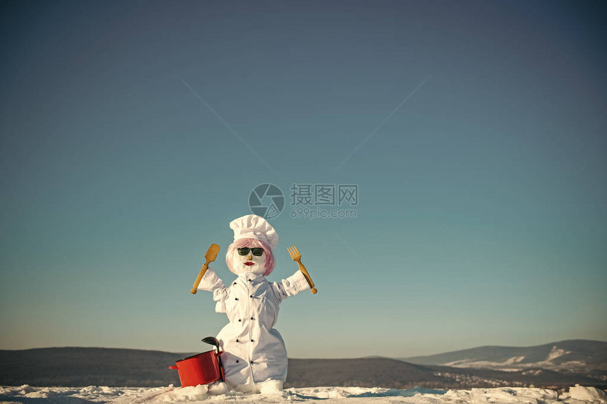 冬季聚会和烹饪圣诞节或圣诞节装饰新年雪人厨师从雪与锅节日快乐和庆祝雪人用木图片