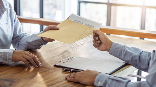 获准购买财产的保险或贷款不动产代理经纪人和客户签署合同协议等图片