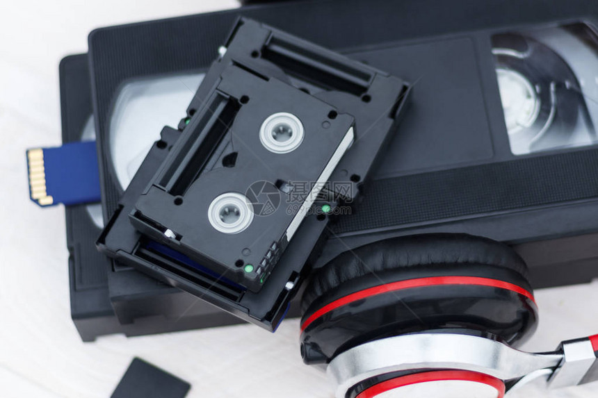视频有大小用于录制视频的存储卡完美视频存储技术的概念在白色背景上没有图片