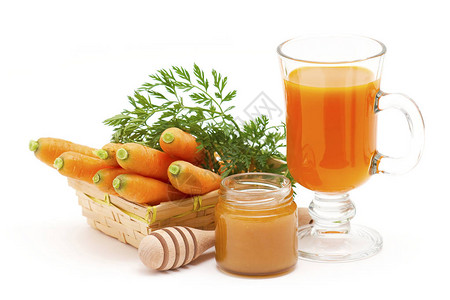 一杯加蜂蜜的新鲜胡萝卜汁图片