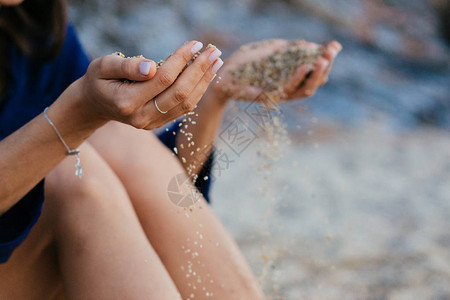 裸露的双手流沙子的详情年图片