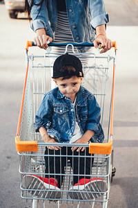 小男孩我妈在超市附近的停车场里开着推车呢我图片