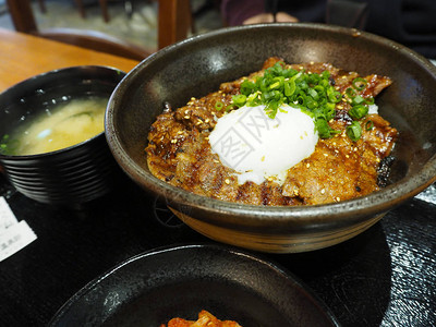 美味的日本料理米牛肉图片