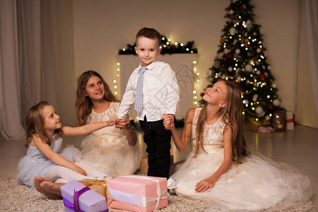 男孩儿和3个女孩儿在圣诞闪光图片