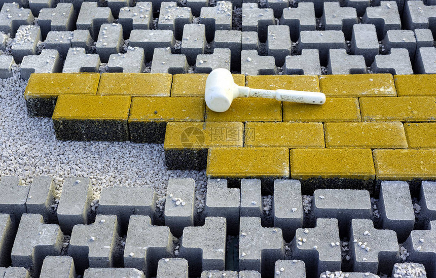 橡胶锤用于铺在人行道上的地板使用图片