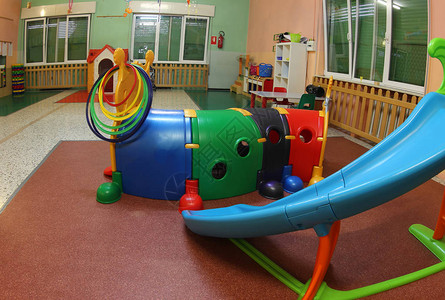 幼儿园的宽敞大厅图片