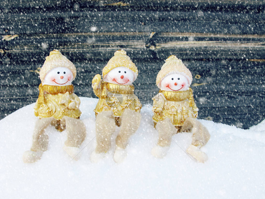 快乐的雪人圣诞冬季贺卡背景是雪图片