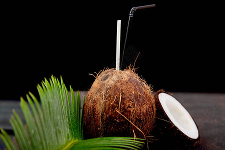 棕色背景的椰子鸡尾酒暑假饮料概念热带鸡尾酒或椰子果图片