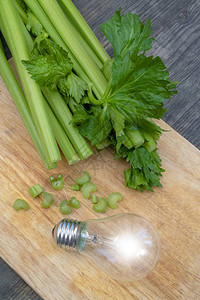 新鲜绿色健康美味的芹菜图片