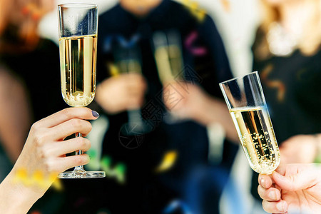 庆典手拿着香槟和酒杯敬酒聚会酒精生活方式友谊假日圣诞节新年图片