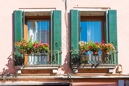 威尼斯老房子里的花窗图片