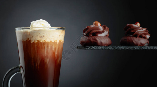 巧克力甜点加栗子和咖啡图片