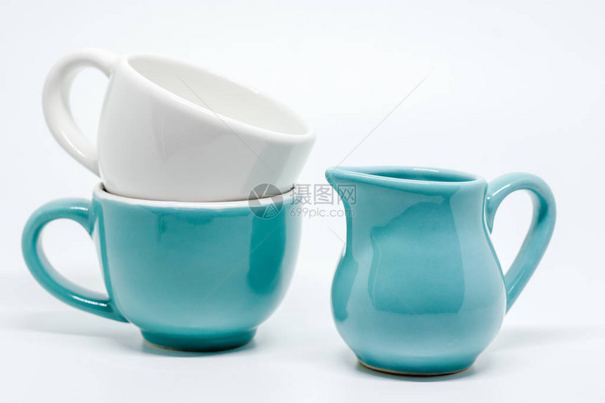两个陶瓷杯和白背景的投放器用于安眠图片