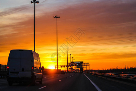 路夕阳从绕道出口图片