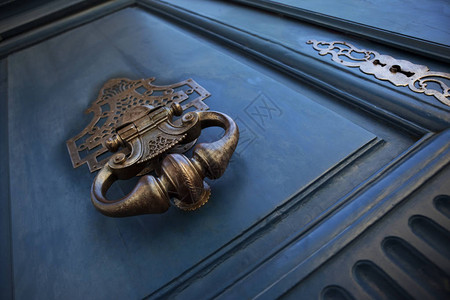 蓝色木门上的青铜门环图片