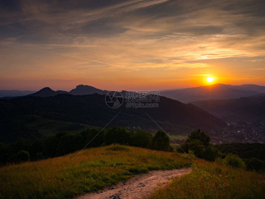 高尔采山鲁班山的落日余晖左侧的帕莱尼卡山和TrzyKorony地块山谷中的Szczawnica镇从波兰皮尼的图片