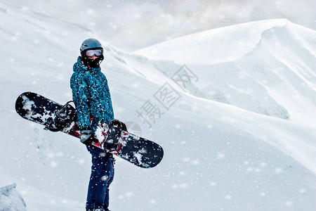 自由式滑雪机把一只手放在雪板上在令人惊叹图片