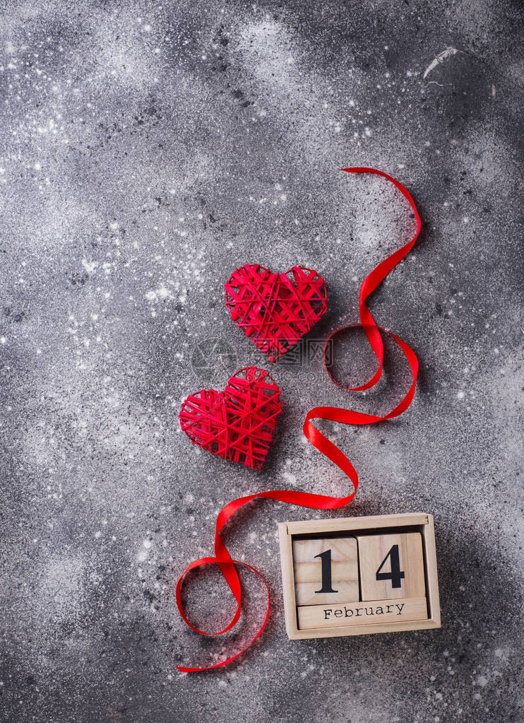 红色心和木立方日历的情人图片