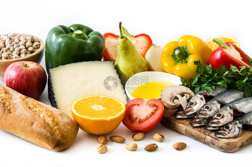 健康饮食地中海饮食水果蔬菜谷物坚果橄榄油和鱼在白图片