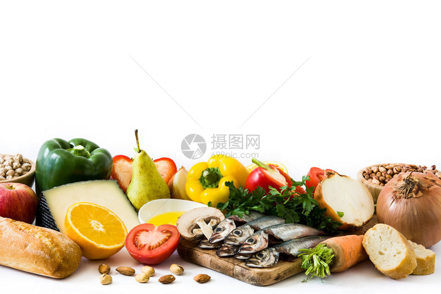 健康饮食地中海饮食水果蔬菜谷物坚果橄榄油和鱼在白色背景下分图片