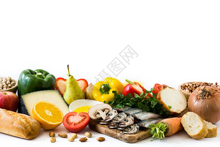 健康饮食地中海饮食水果蔬菜谷物坚果橄榄油和鱼在白色背景下分图片