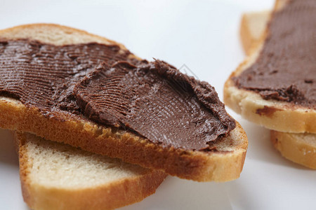 面包和巧克力奶油图片