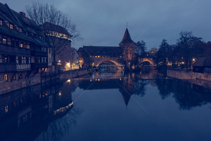 中世纪桥梁过河的夜景德国纽伦堡图片
