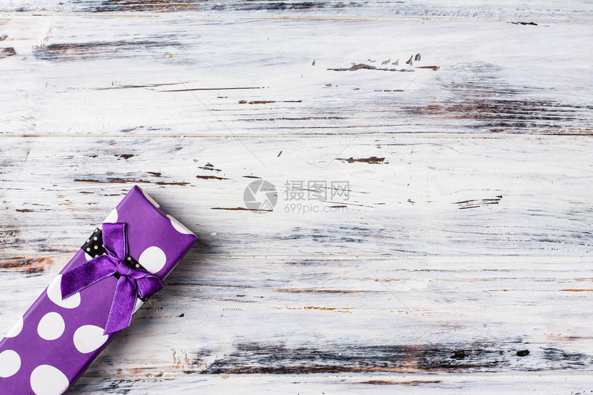 浅色背景上的礼品盒复制空间情人节首饰礼盒珠宝首饰盒紫盒子新年圣诞礼物背景文本的地图片