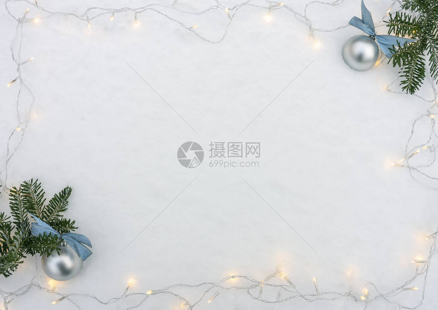 圣诞和新年背景雪花圣诞树和白木本底的球复制空间info图片