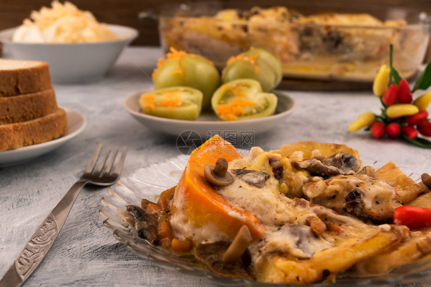 煮熟的蘑菇和蔬菜烤土豆配南瓜和辣椒用胡萝卜腌制图片