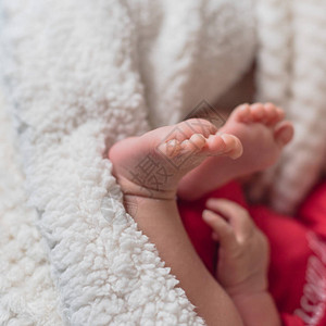新生婴儿男孩脚和手放在舒适图片
