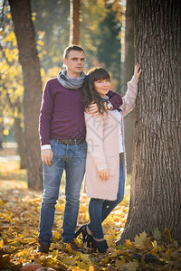 秋爱情侣站在公图片