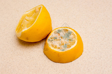 轻背景的霉素柠檬切片对消费有危险图片