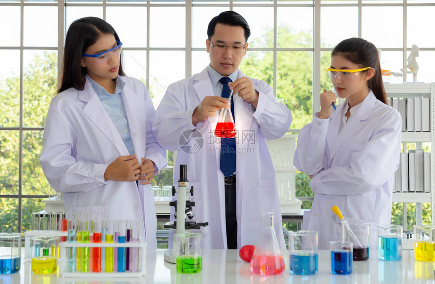 教育理念化学教授或教师正在实验室对大学生进行综合化学测试年轻女学生是有趣的测图片