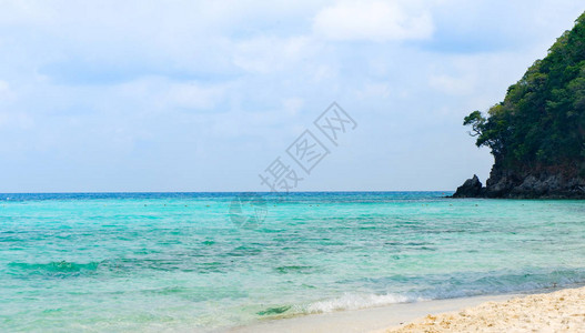 海滩上的蓝海景观图片