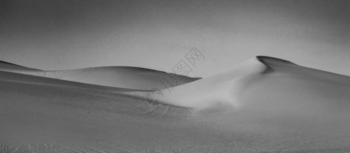 沙漠日出中美丽的沙丘图片