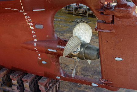 船的螺旋桨细节视图图片
