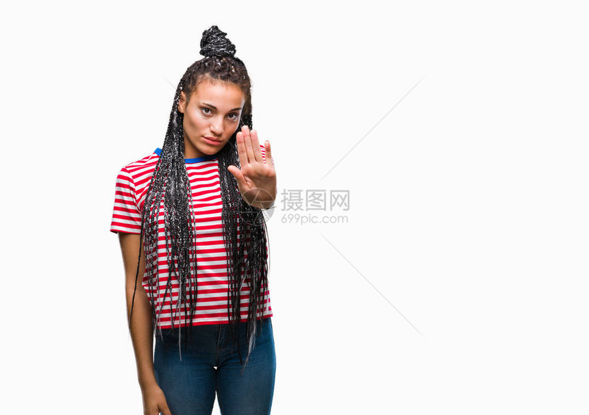 年轻的编织头发非洲裔美国女孩在孤立的背景下停止用手掌脸上带着消极和严肃的图片