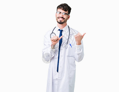 身穿医院外套背景孤立的年轻医生用手和大拇指着后面图片