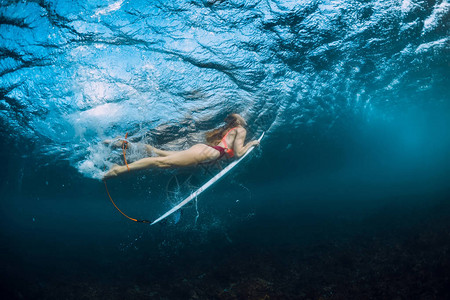 比基尼比基尼的Surfer女孩冲板潜图片
