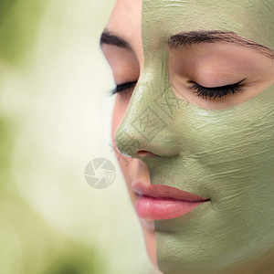 宏观关闭面部绿色藻类清洗面具的肖像给图片