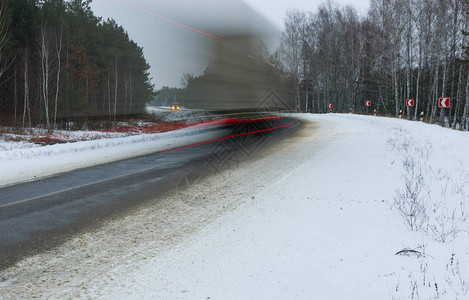 冬季公路上一辆快图片