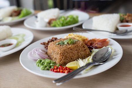泰国炒米饭加各种甜猪肉图片