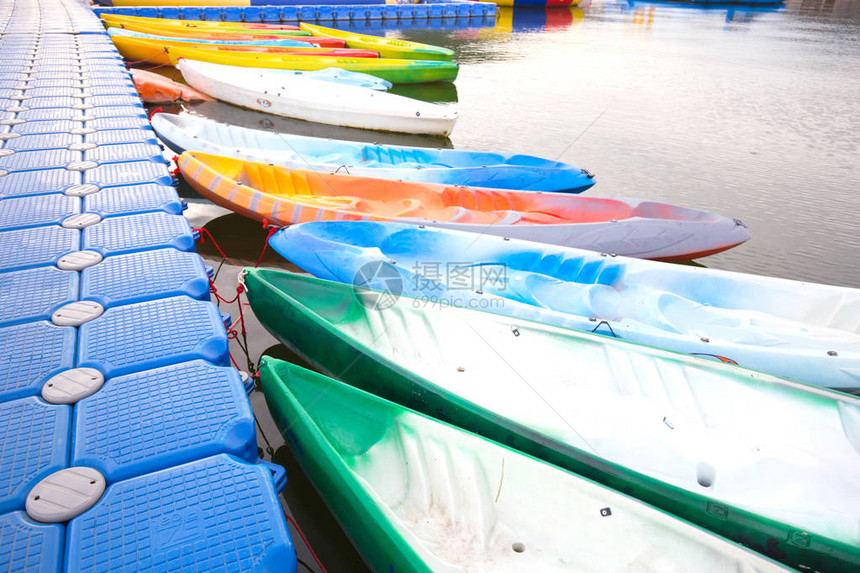 池塘里五颜六色的皮划艇的特写图片
