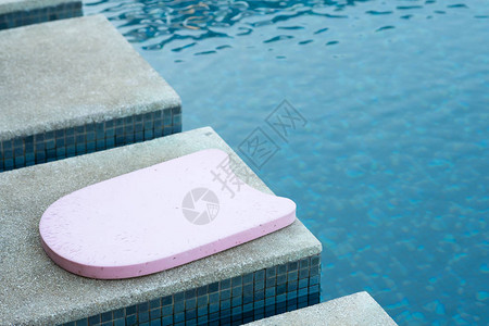 粉色泡沫板用于在游泳池旁边图片