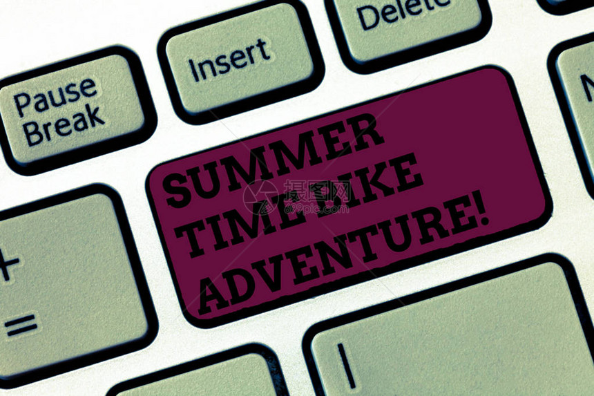 商业照片文字在当年阳光明媚的季节骑自行车时图片