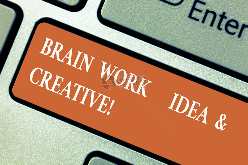 写笔记显示大脑工作理念和创意商业照片展示创意头脑风暴创新思维键盘意图创建计算机消图片