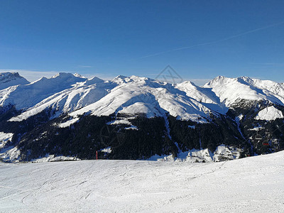 瑞士达沃斯的滑雪场和白雪皑的山脉图片