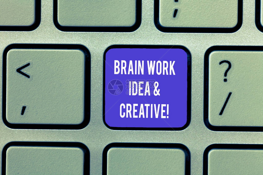 写笔记显示大脑工作理念和创意商业照片展示创意头脑风暴创新思维键盘意图创建计算机图片