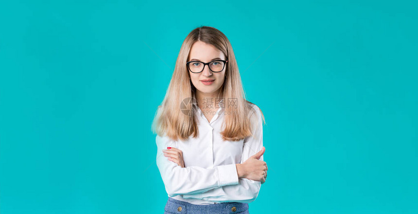 广告空白肖像年轻白种女工教师练导师在白衬衫办公室风格的商业女士领袖广告眼镜视力蓝色孤图片